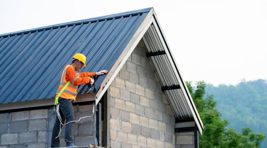 Professional gutter cleaning in Valley Village, CA